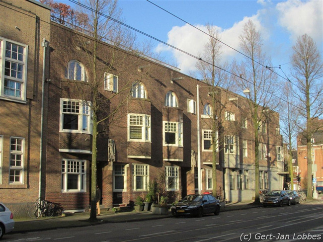 De vier woningen met rechts het hoekpand Valeriusplein, ook van Greiner
              <br/>
              Gert-Jan Lobbes, 2016